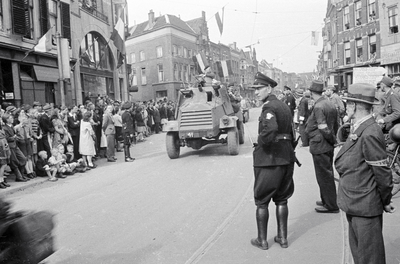 853203 Afbeelding van de doortocht van de geallieerden, in de Voorstraat te Utrecht.